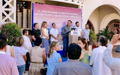 Alcalde JM Unánue da el discurso de clausura en el evento nacional de hoteleros realizado en Boca del Río