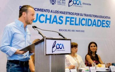 Reconoce Alcalde JM Unánue a maestros de Boca del Río por su trayectoria educativa