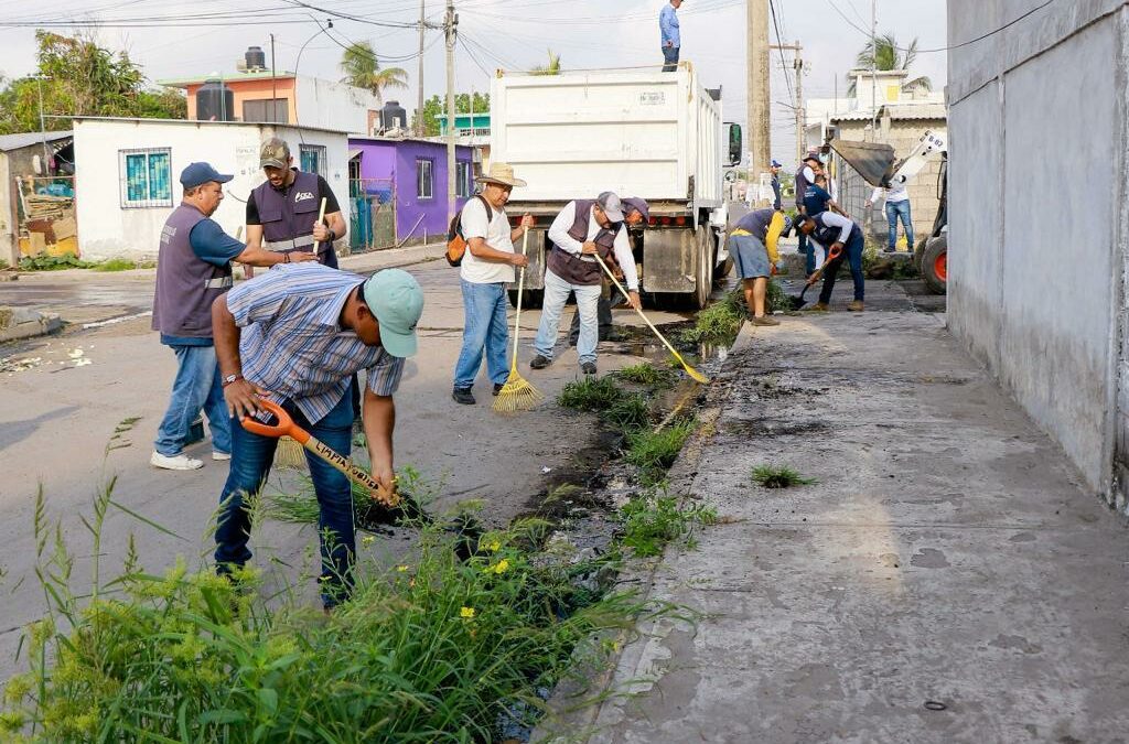 Ayuntamiento de Boca del Río continúa realizando limpieza y desazolve para enfrentar la temporada de lluvias