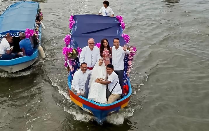 Encabeza Alcalde JM Unánue Paseo Acuático y Ofrenda Floral a nuestra Señora de Santa Ana